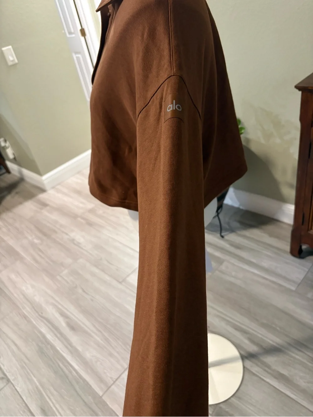 ALO Yoga Cropped Polo Sweatshirt in Brown